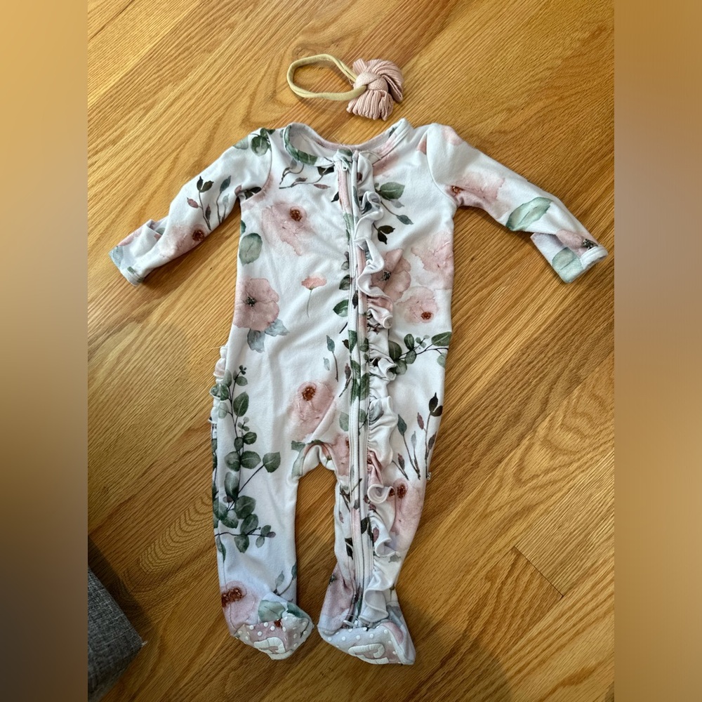 Like New Caden Lane Ruffle Footie and Headband